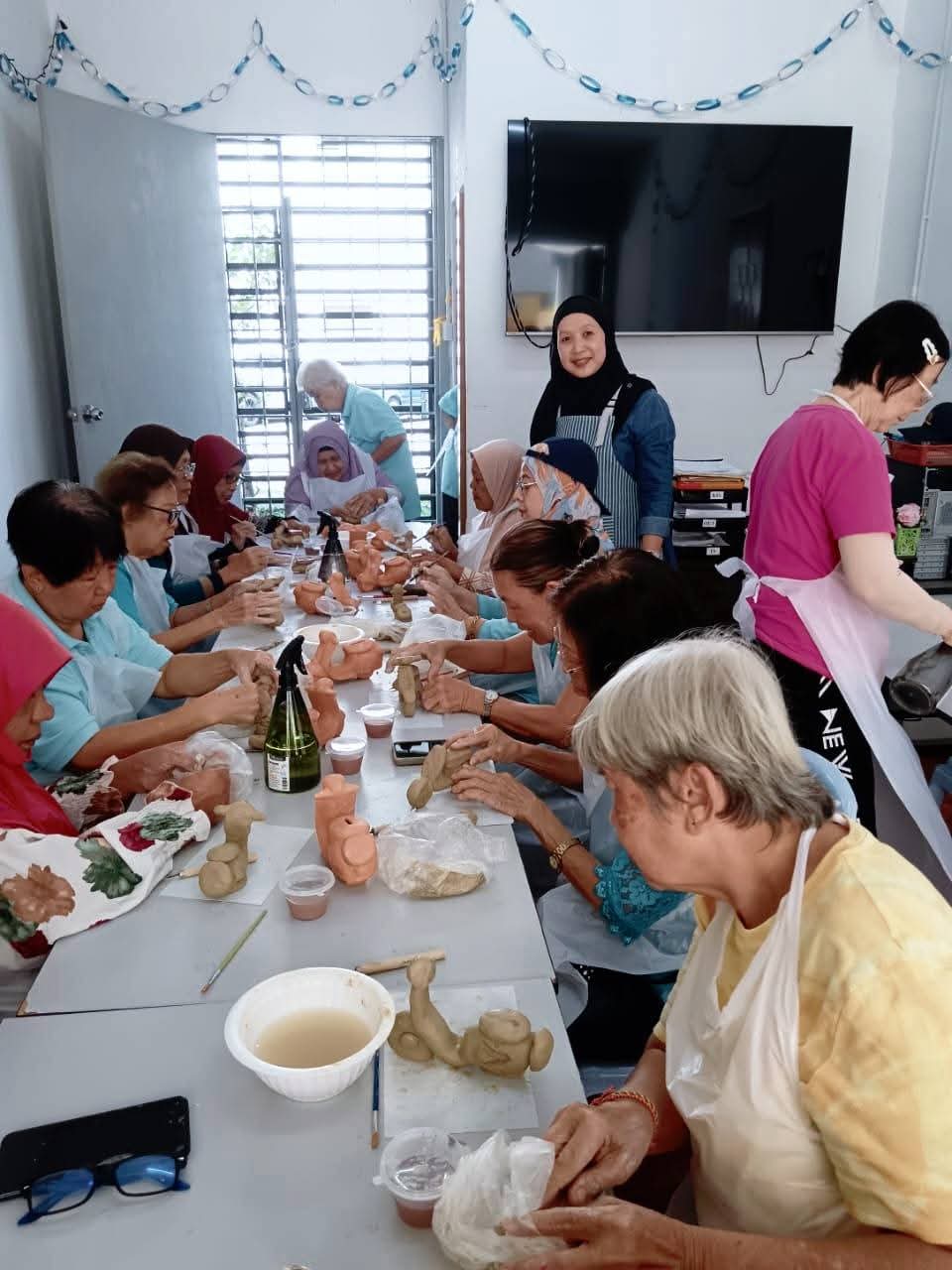 Program "Clay & Calm": Sesi Seramik Santai untuk Senior — photograph 2